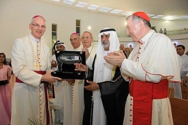 El obispo de Abu Dhabi junto a autoridades de EAU.