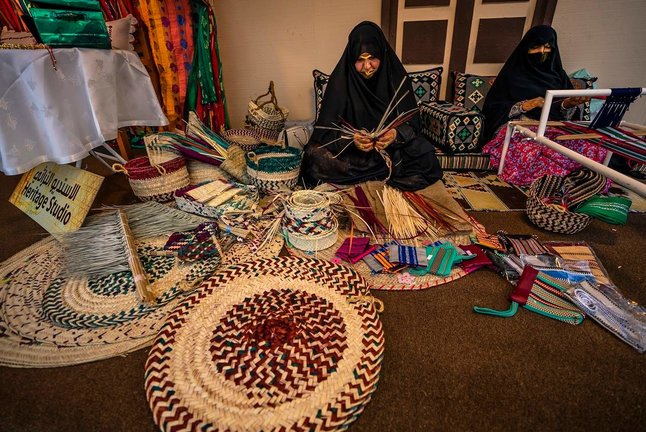 Una artesana en el festival de Abu Dhabi. (WAM)