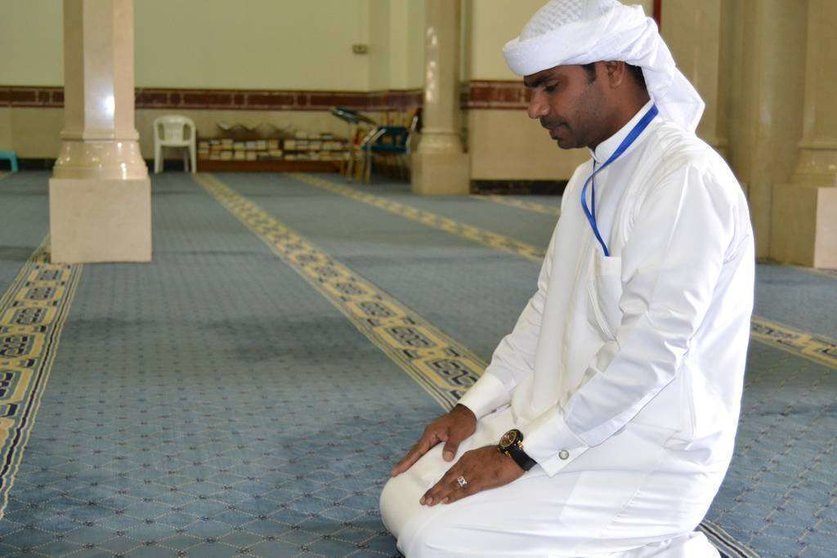 Guía de la mezquita de Jumeirah muestra cómo los musulmanes oran. (Foto: Suhail Ali)
