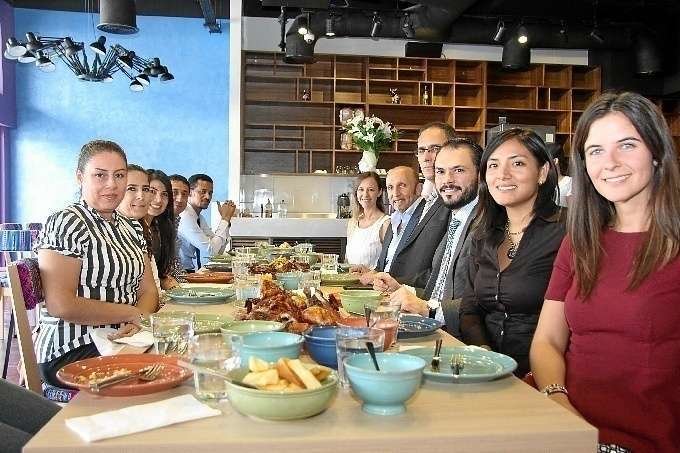 Responsables del restaurante 'Pollo Pollo' y los integrantes del 'staff' del Consulado de Perú en Dubai.