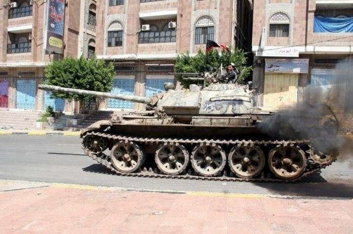 Un combatiente progubernamental subido a un tanque en la ciudad de Taez.