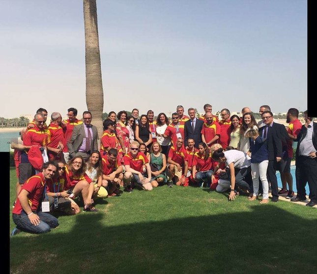 Los atletas españoles y el embajador español en Qatar. (Fotos: Laura GMC)