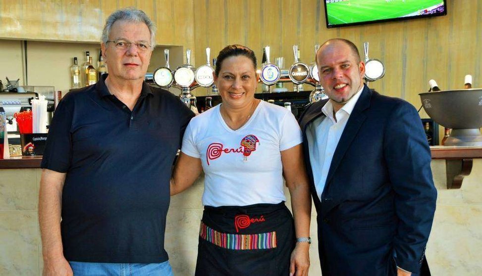 Judith Peixoto, junto a su esposo, Rolf Brandt, -izquierda- y al manager del restaurante, Jens Macheledt -derecha-. (Paule Knete)