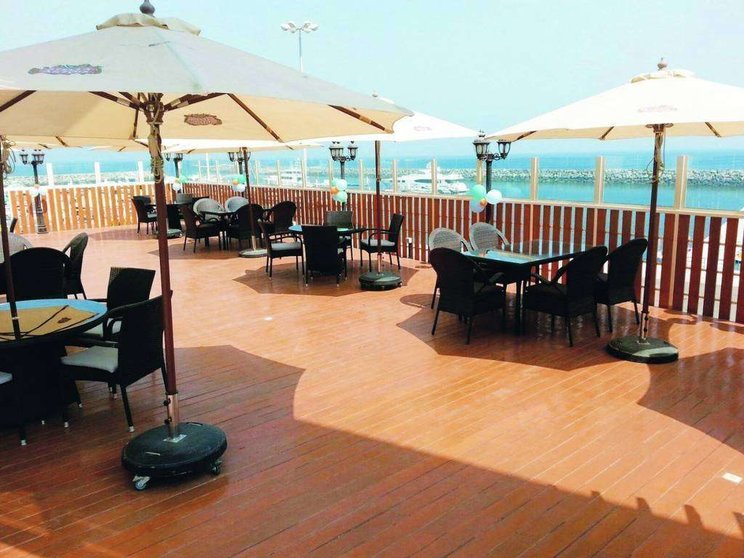 Terraza junto al mar del Golfo de Omán del restaurante RJJ's.