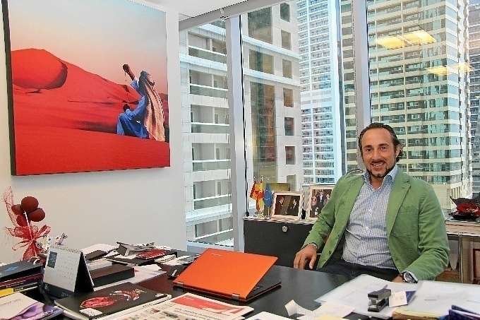 Miguel Silva, en su despacho de Jumeirah Lakes Towers en Dubai. (Celia Unquiles)