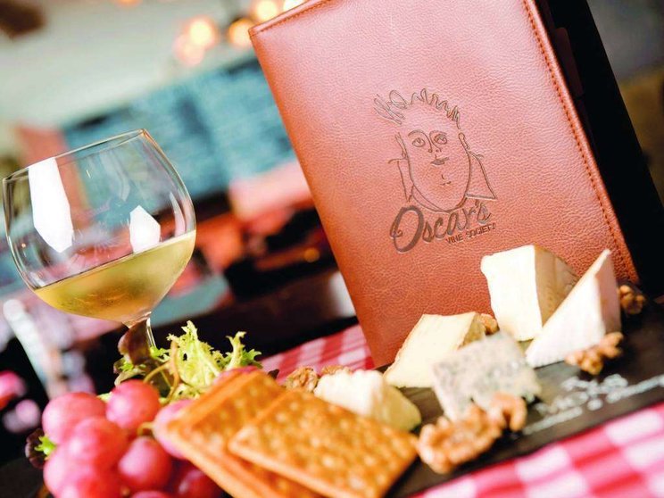 El restaurante francés Oscar's Vine Society del hote Crowne Plaza de Dubai.