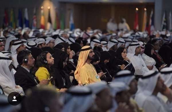 El jeque Mohamed Al Maktoum entre el público en la apertura este lunes de la Cumbre del Gobierno Mundial.
