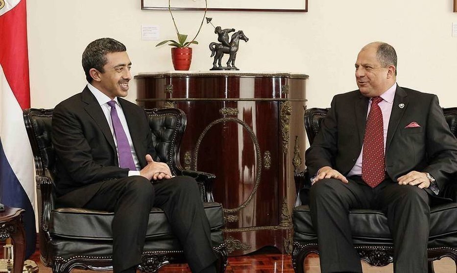 El jeque Abdullah bin Zayed al Nahyan con el presidente de Costa Rica. (Efe)