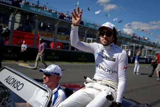 El piloto español Fernando Alonso tras una carrera. (EFE)