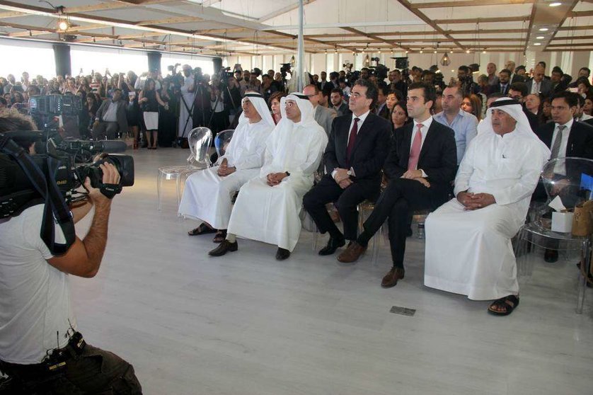 Calatrava y Mohamed al Abbar, entre otras personalidades, en la primera fila de la multitudinaria rueda de prensa. (R. Pérez)