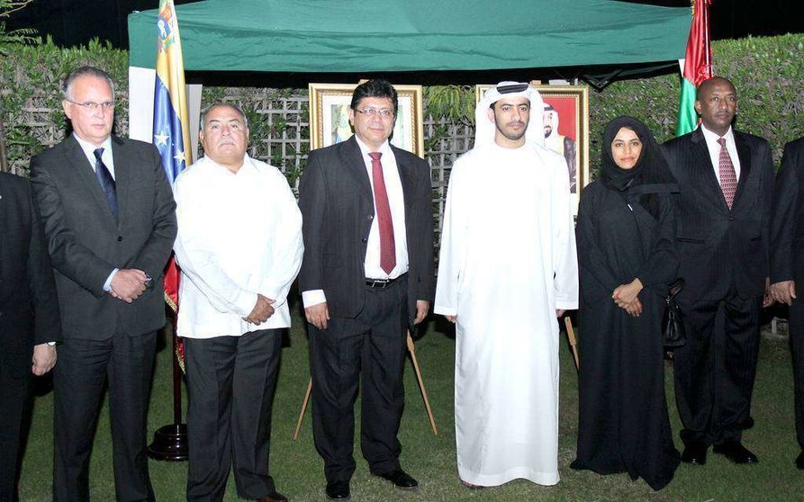 Robert Noriega, encargado de la Embajada de Venezuela en Abu Dhabi, junto a varias personalidades asistentes al acto. (Manaf K. Abbas)