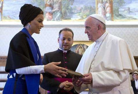 Imagen del Papa Francisco y la jequesa de Qatar.