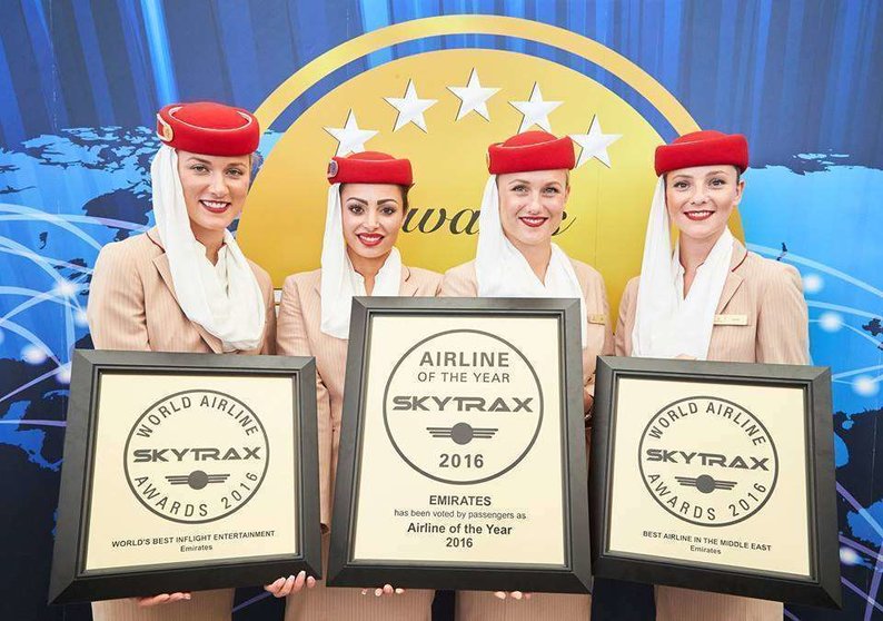 Personal de cabina de Emirates muestra los galardones de Skytrax. (Emirates Airlines, Facebook)