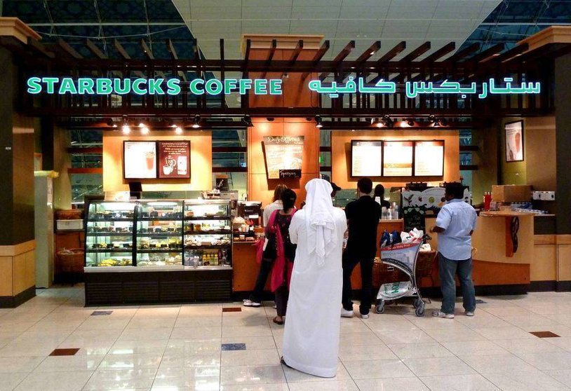 Café de Starbucks en el Aeropuerto Internacional de Dubai. 