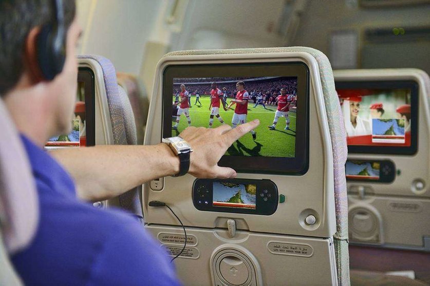 Un pasajero de avión selecciona un contenido en su pantalla. (Efe)