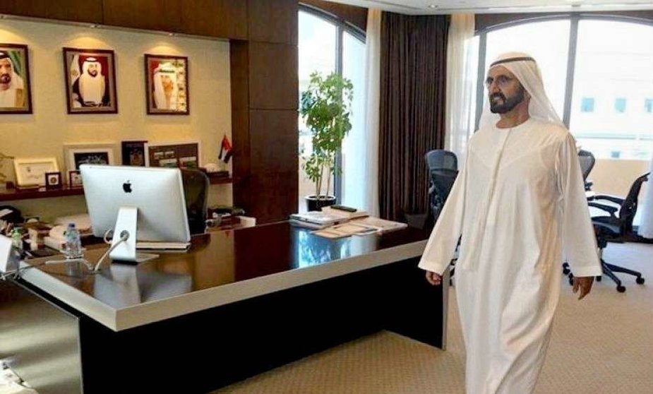 El jeque Mohammed, durante su visita a uno de los departamentos gubernamentales que se encontró vacíos. (Dubai Media Office)