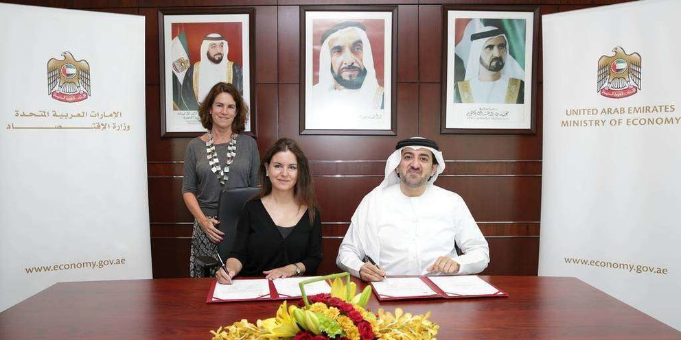 Mohammed Ahmed Bin Abdul Aziz Al Shehhi y Eva Martín, en el momento de la firma del acuerdo. De pie, María José Fernández.