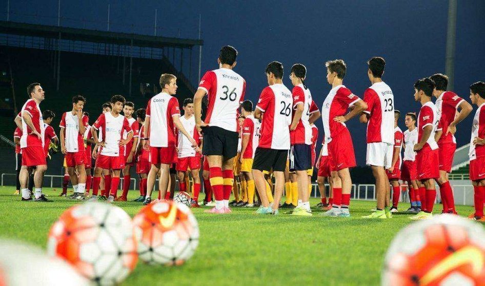 Jóvenes futbolistas entrenan en LaLiga de Dubai.