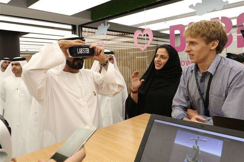 Sheikh Mohammed bin Rashid visita la sede del programa Dubai Future Accelerators. (WAM)