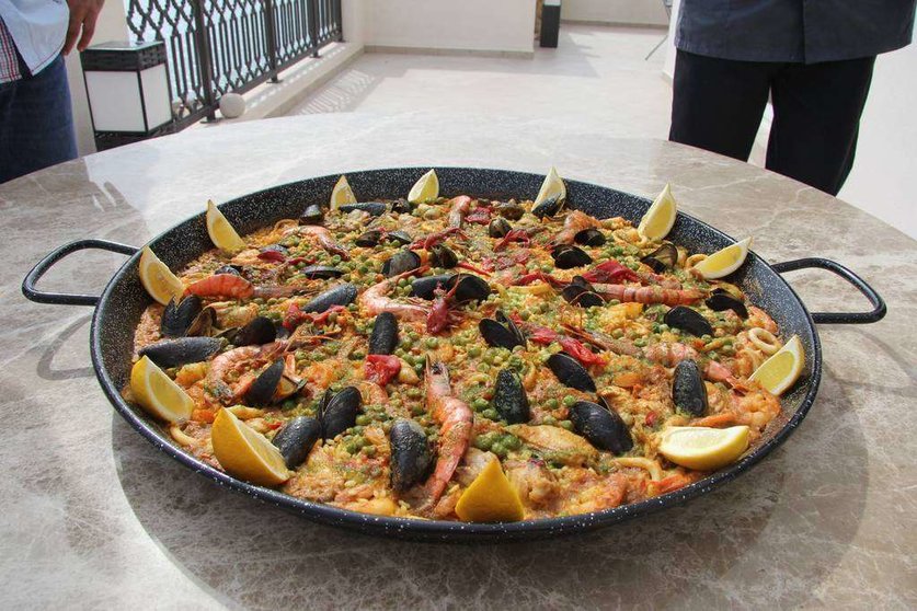 Paella de marisco elaborada por Luis Ezqueta en Emiratos Árabes.
