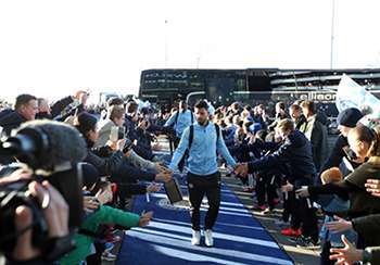 Los niños emiratíes saludan a los jugadores del Manchester City. (WAM)