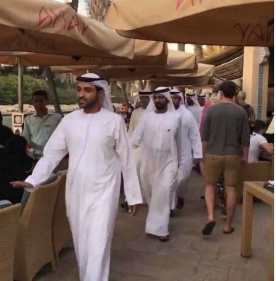 El jeque Mohammed durante su paseo por Madinat Jumeirah.