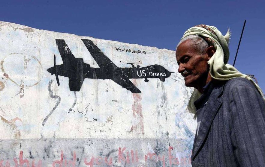 En la imagen de EFE un yemení camina frente a un grafiti de un dron de EEUU.