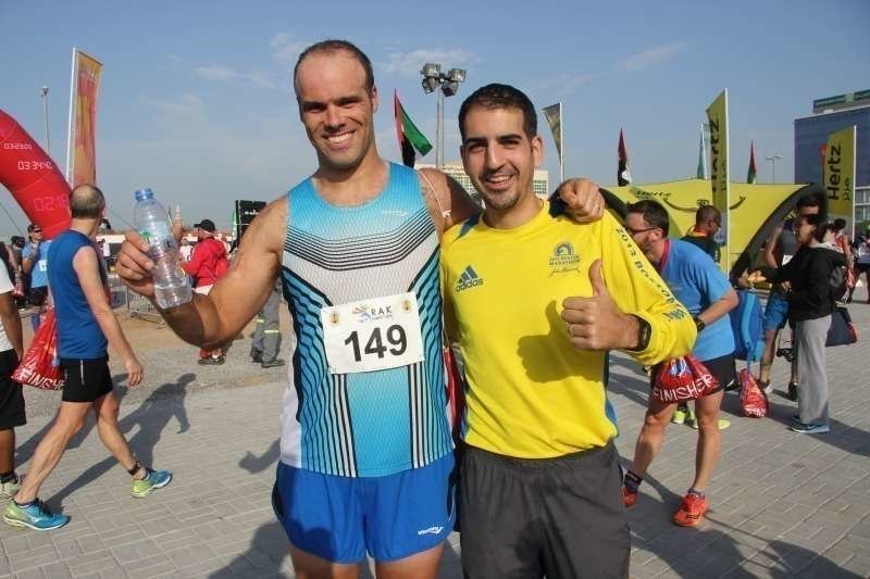 Los españoles Fabián Campos y Mario Illán, tras finalizar la Media Maratón de RAK. (EL CORREO)