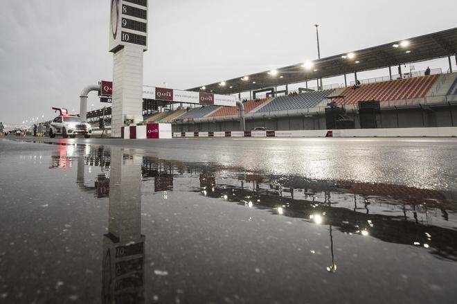 El circuito de Losail en Qatar después de la lluvia.