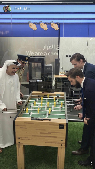 El jeque Hamdan ha publicado en Instagram esta foto de los jefes de la Policía y la RTA de Dubai disputando un partido de futbolín.