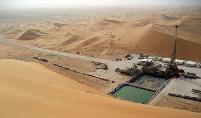 Una plataforma petrolera situada en el desierto de Omán.