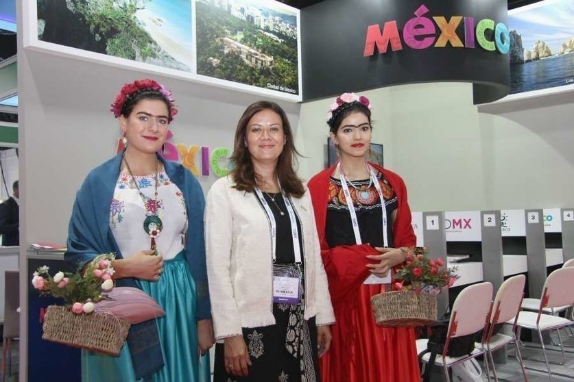 La directora del Fondo Mixto de Promoción Turística de Ciudad de México, Irene Muñoz -en el centro-, en el stand de México en la Arabian Travel Market de Dubai. (EL CORREO)