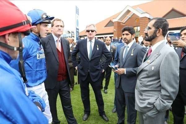 El gobernador y el príncipe heredero de Dubai durante el evento deportivo. (WAM)
