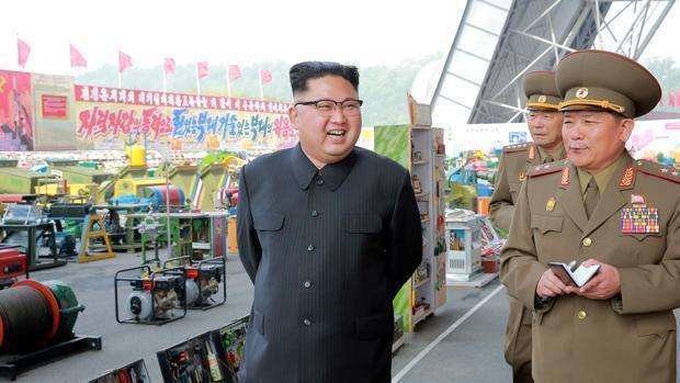 El líder de Corea del Norte, Kim Jong-un (centro imagen) - REUTERS