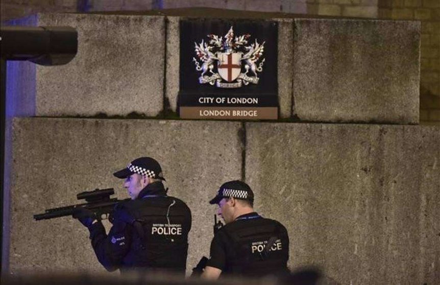 Policías británicos en el Puente de Londres.