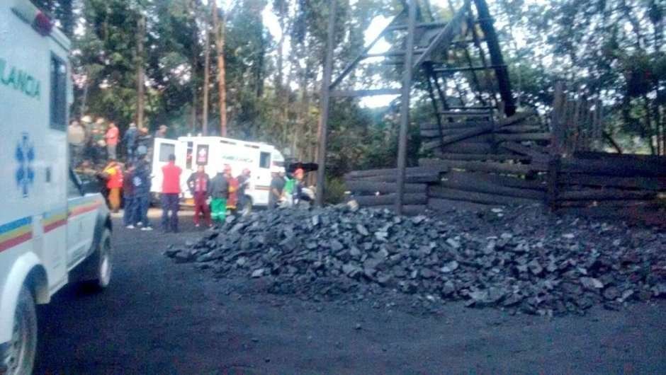 Los equipos de emergencia actúan tras la explosión en la mina de Cucunabá, en Colombia. (Dirección de Bomberos de Colombia)