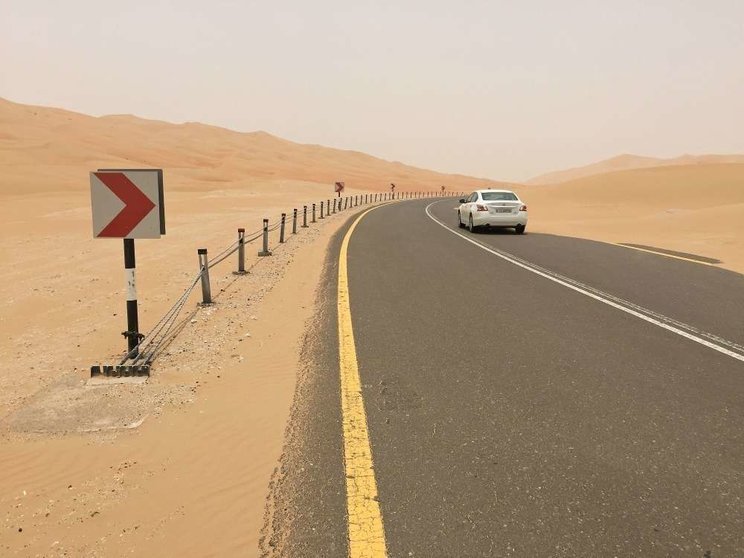 Carretera entre Liwa y Tal Moreb, en el desierto. (EL CORREO)