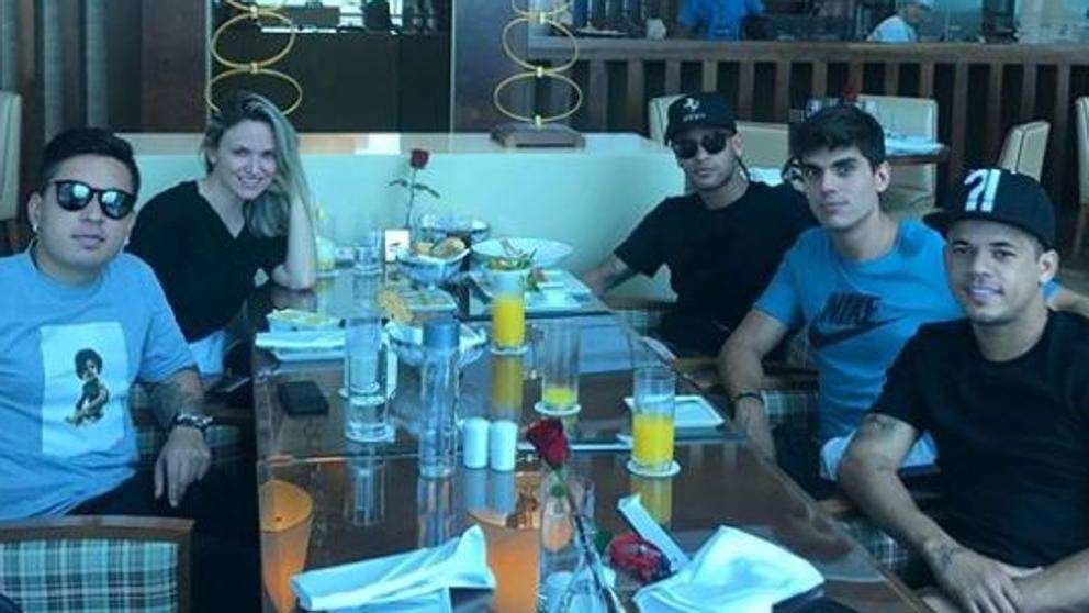 Neymar y sus amigos de almuerzo en Dubai. (Instagram)