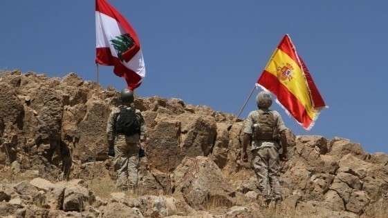 La bandera de España junto a la del Líbano en territorio libanés.