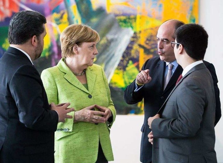 Angela Merkel conversa con Julio Borges y Freddy Guevara en Berlin. (Twitter)