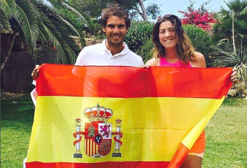 Nadal -izquierda- y Muguruza muestran una bandera de España. (@GarbiMuguruza)
