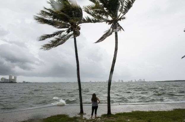 En la imagen de EPA, fuertes vientos asolan Miami.