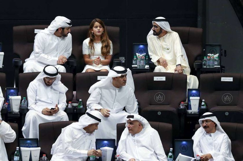 El Gobernador de Dubai junto a sus hijos la jequesa Al Jaliya y el jeque Maktoum.