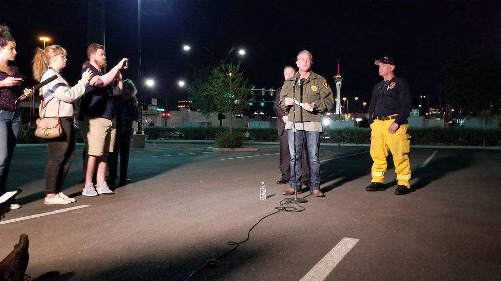 El jefe de la Policía de Las Vegas, realizando declaraciones a los periodistas.