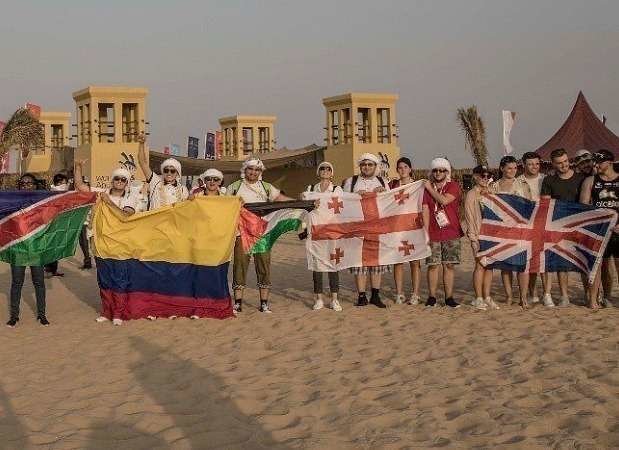 La delegación colombiana junto a otros participantes en el desierto de Abu Dhabi.