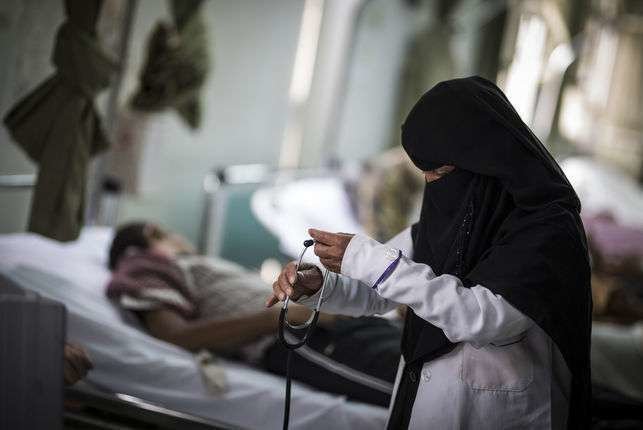 Una enfermera en el hospital Al Kuwait de Saná.