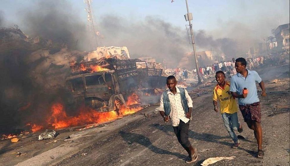 Varias personas huyen tras producirse el atentado en Mogadiscio. (@euronewses)