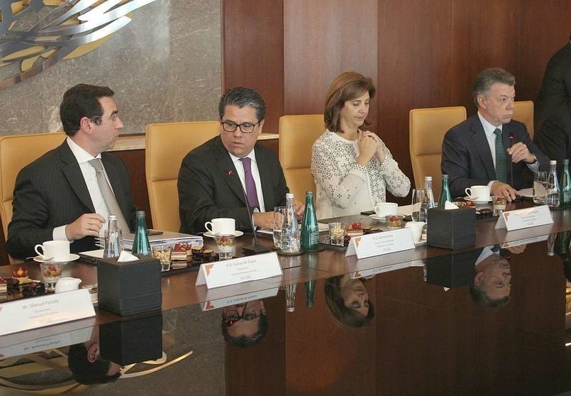 De izquierda a derecha, el embajador de Colombia en Abu Dhabi, el ministro de Minas, la canciller colombiana y presidente Santos, durante el encuentro empresarial desarrollado en la Cámara de Comercio de Dubai. (EL CORREO)