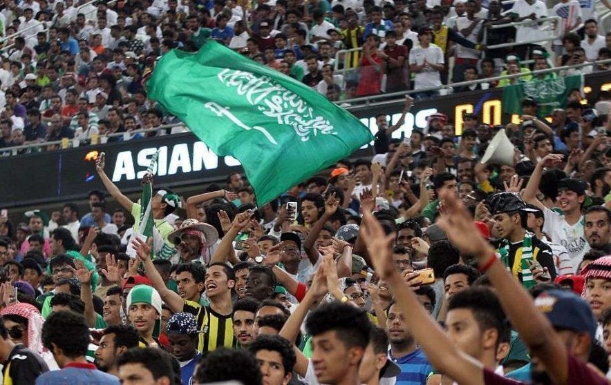 Aficionados en un campo de fútbol de Arabia Saudita.