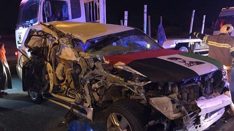 Estado en el que quedó el vehículo tras el accidente en Umm Al Quwain. (Defensa Civil UAQ)